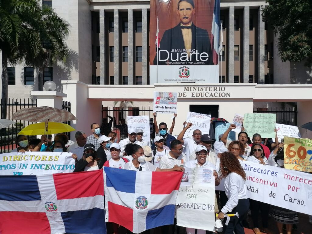 Directores de centros educativos  protestan frente al MINERD por complejidad de cargo