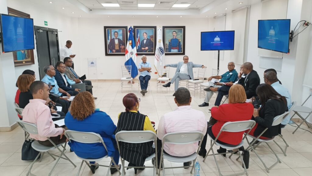 Ministro de Educación Ángel Hernández recibe la Asociación de Directores de Centros Educativos Públicos ASONADEDI-RD
